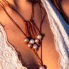 Collier perle d'eau douce rondes et cuir de kangourou