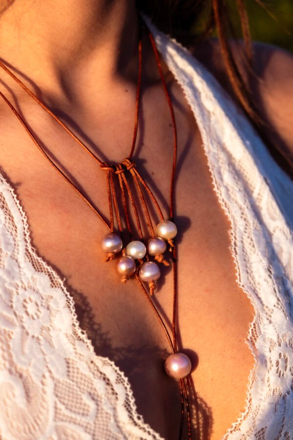 Collier perle d'eau douce rondes et cuir de kangourou