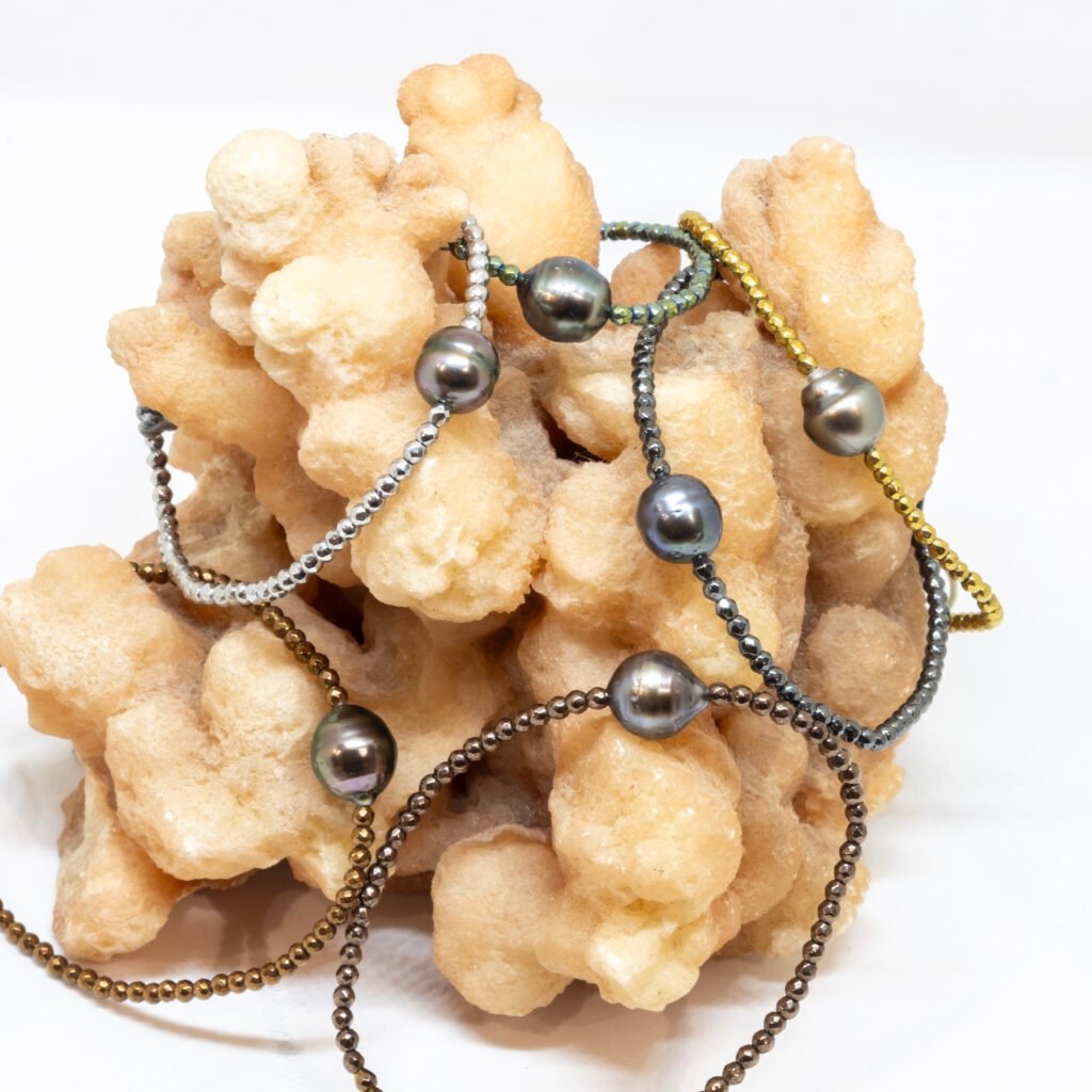 Bracelet perle de Tahiti baroque ø 7-8 mm et hématites