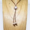 Cravate perles d'eau douce et cuir de kangourou