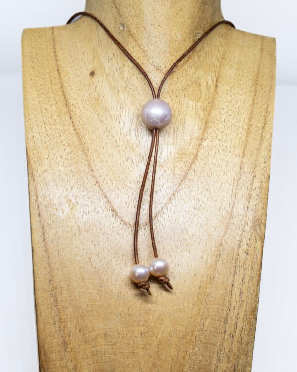 Cravate perles d'eau douce et cuir de kangourou