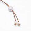Cravate perles d'eau douce et cuir de kangourou