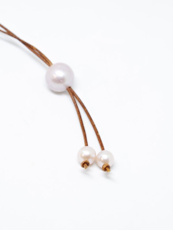 Cravate perles d'eau douce et cuir de kangourou
