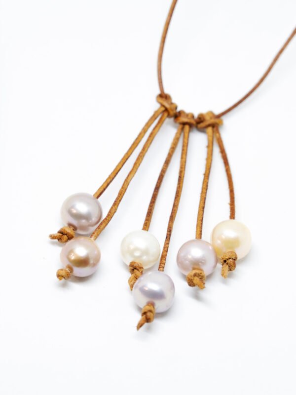 Collier perle d'eau douce rondes et cuir de kangourou