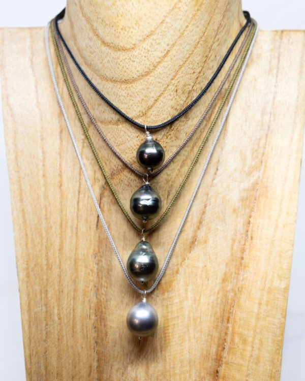 Collier ras le cou réglable, perle de Tahiti baroque, bélière et mokuba