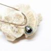 Collier ras le cou réglable, perle de Tahiti baroque, bélière et mokuba