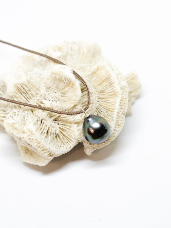 Collier ras le cou réglable, perle de Tahiti baroque, bélière et mokuba