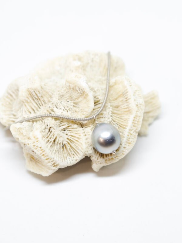 Collier ras le cou réglable, perle de Tahiti baroque, bélière et mokuba