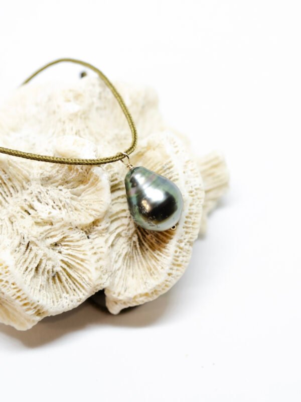 Collier ras le cou réglable, perle de Tahiti baroque, bélière et mokuba