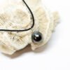 Collier ras le cou réglable, perle de Tahiti baroque, bélière et mokuba