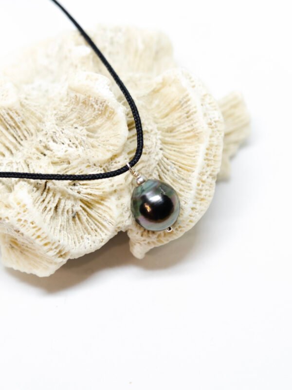 Collier ras le cou réglable, perle de Tahiti baroque, bélière et mokuba