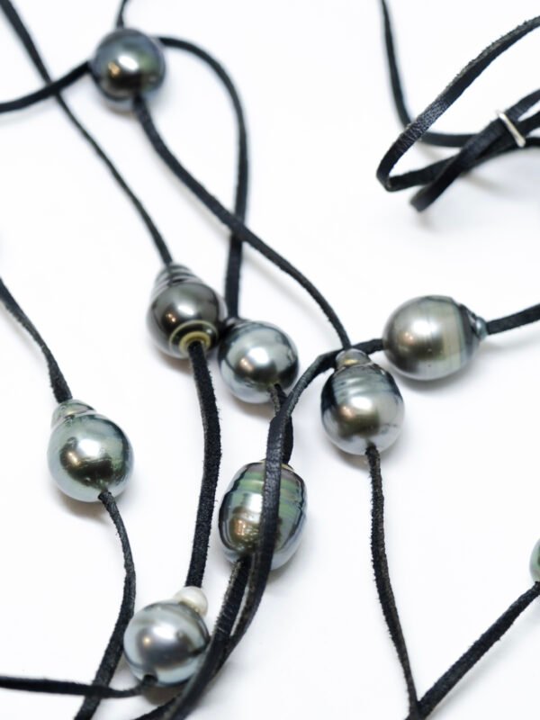 Pompom perles de Tahiti et cuir de kangourou