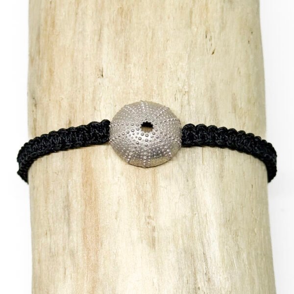 Bracelet oursin en argent et macramé