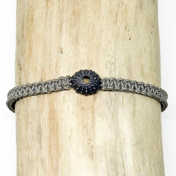 Bracelet oursin en argent et macramé