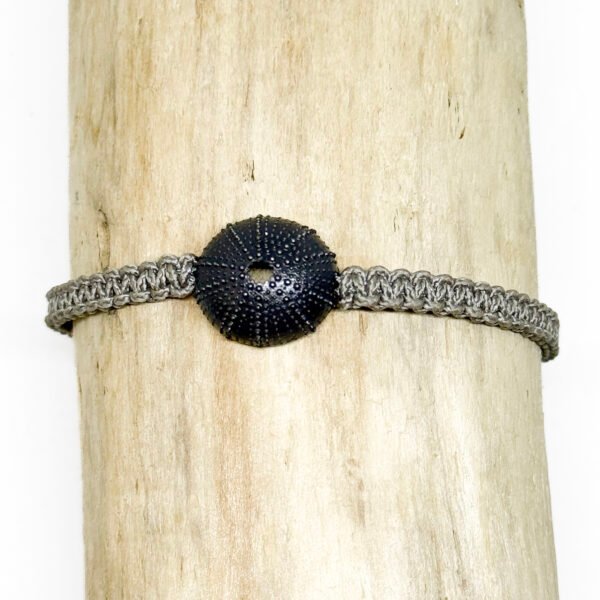 Bracelet oursin en argent et macramé