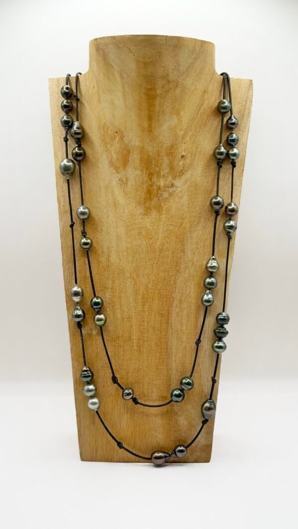 Double Sautoir cuir 47 perles de Tahiti baroques