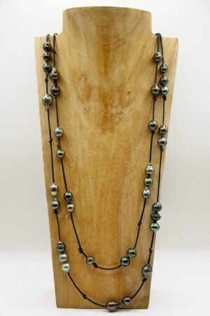 Double sautoir en cuir orné de 47 perles de Tahiti baroques