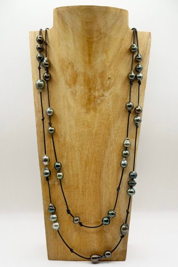 Double sautoir en cuir orné de 47 perles de Tahiti baroques