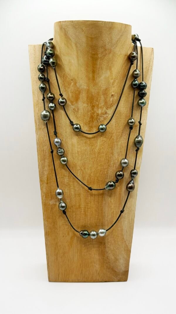 Double Sautoir cuir 47 perles de Tahiti baroques