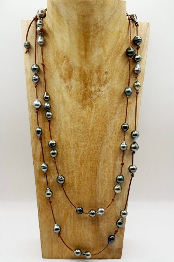 Double sautoir en cuir orné de 47 perles de Tahiti baroques