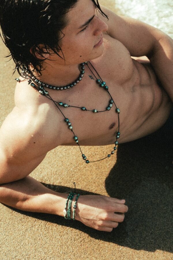 Double Sautoir cuir 47 perles de Tahiti baroques