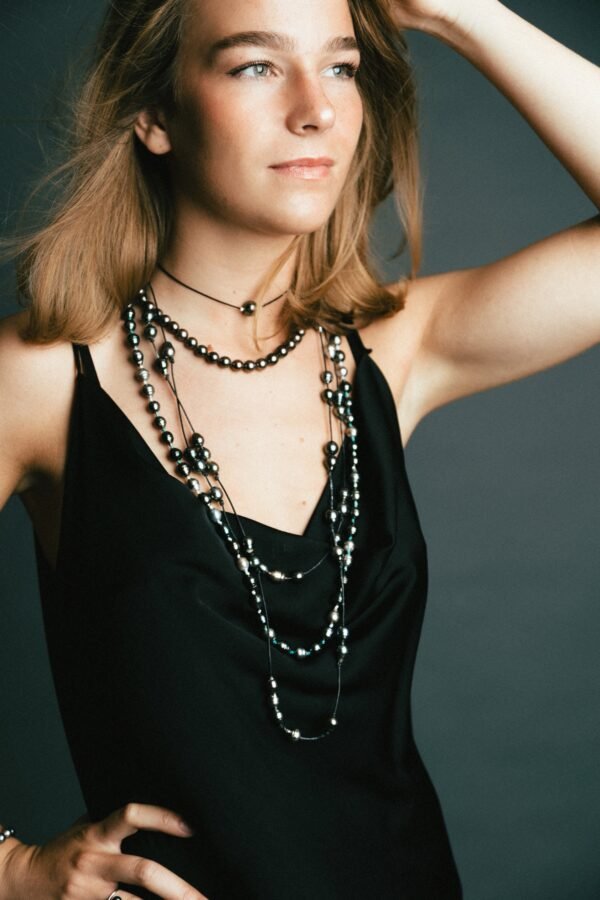 Double Sautoir cuir 47 perles de Tahiti baroques