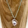 Collier avec une perle d’eau douce baroque montée sur larimar