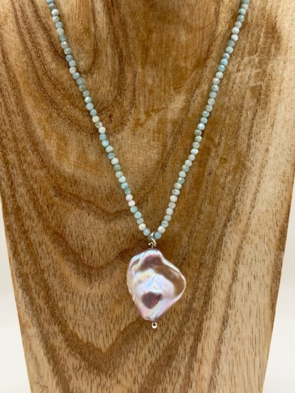 Collier avec une perle d’eau douce baroque montée sur larimar