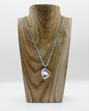 Collier avec une perle d’eau douce baroque montée sur larimar