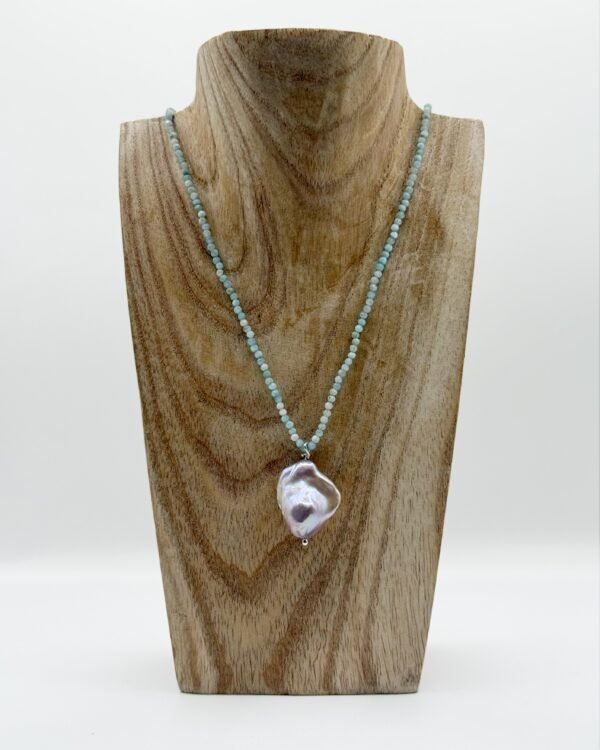 Collier avec une perle d’eau douce baroque montée sur larimar