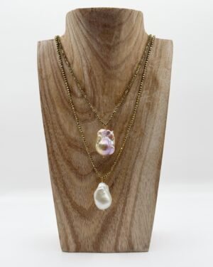 Collier avec une perle d’eau douce baroque montée sur hématites dorés