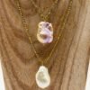 Collier avec une perle d’eau douce baroque montée sur hématites dorés