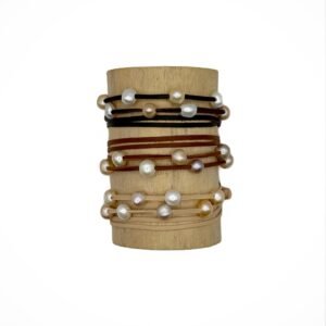 8 perles d'eau douce sur cuir de kangourou