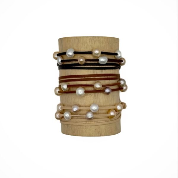 8 perles d'eau douce sur cuir de kangourou