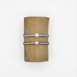 Bracelet artisanal Terre d'été avec une perle d'eau douce baroque de diamètre 8-9 mm sur tissé avec hématites, fabriqué à Saint-Tropez.