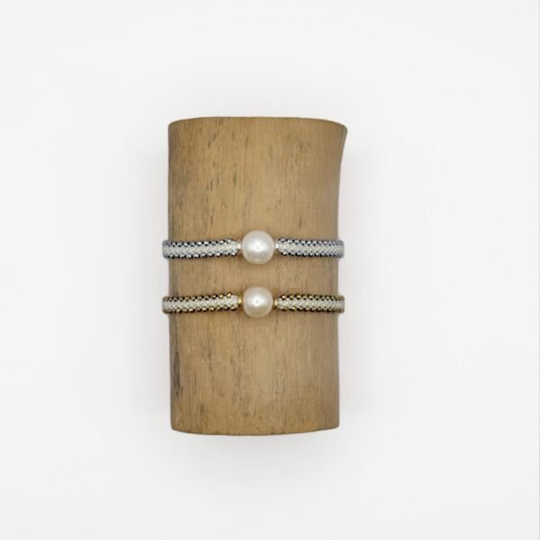Bracelet artisanal Terre d'été avec une perle d'eau douce baroque de diamètre 8-9 mm sur tissé avec hématites, fabriqué à Saint-Tropez.